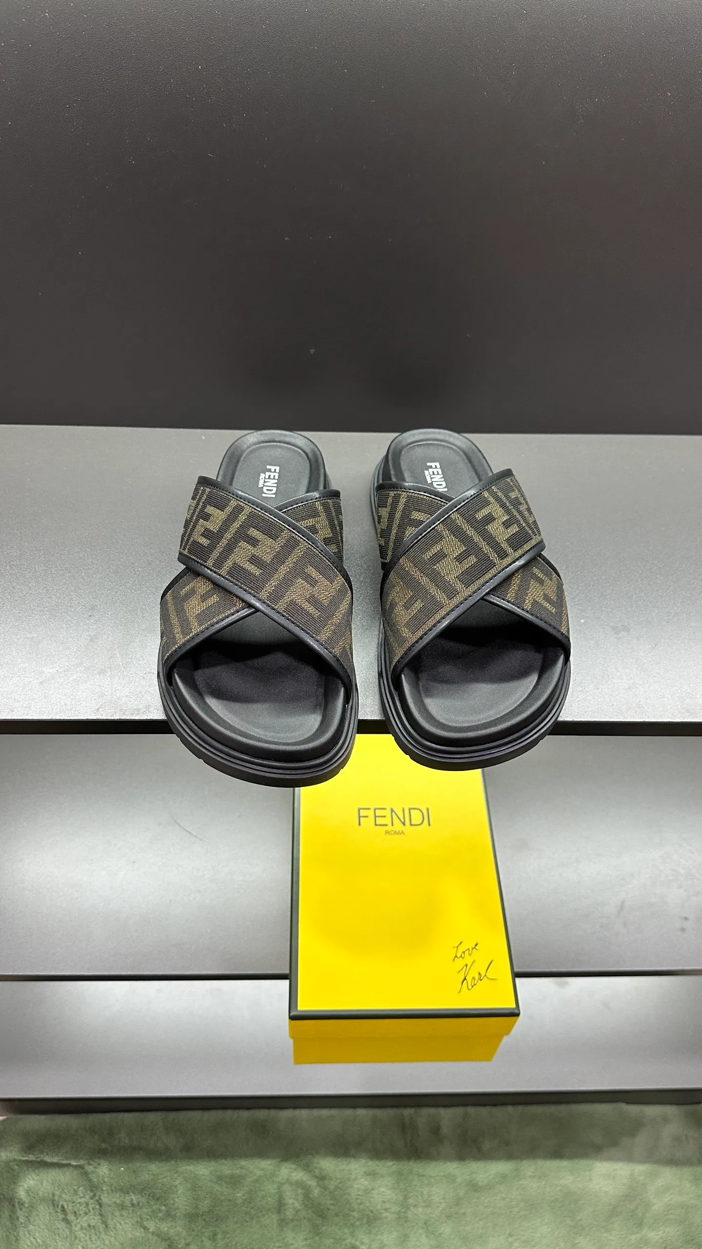P300 [Fendi Slippers] High-end men's shoes brand, official website 1:1 latest masterpiece: original mold customization, fabrics made of imported original materials, upgraded outsole, lighter and non-slip. The market's top quality, simple yet tasteful, a must-have for fashionistas, fashionable at your feet, full of confidence, the same style at the counter 👍The season of summer slippers is here. Code: 38-45, 46 order